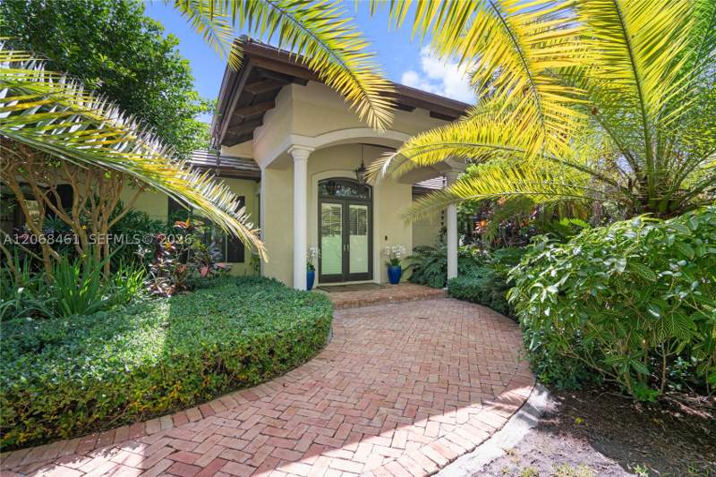 5 bedroom SingleFamilyResidence at 10601 SW 72nd Ct, Shane Estates, Pinecrest — photo 3