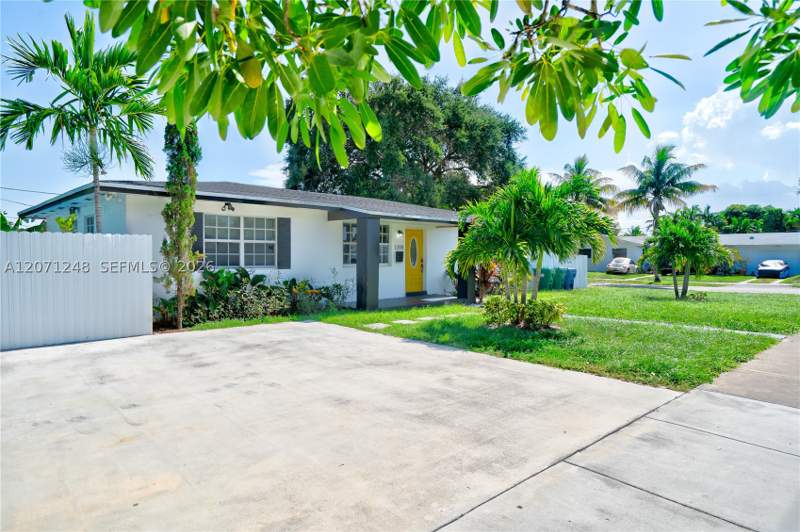 4 bedroom SingleFamilyResidence at 1298 NE 199th St, Ives Estates Sec 1, Miami — photo 2