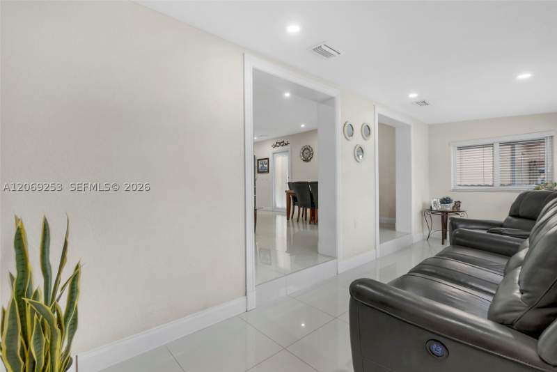 5 bedroom SingleFamilyResidence at 142 W 35th St, Bradley Heights, Hialeah — photo 4