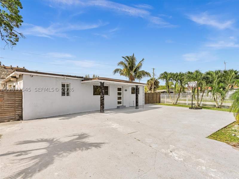 4 bedroom SingleFamilyResidence at 2001 NW 206th St, LAKE LUCERNE SEC 3, Miami Gardens — photo 1