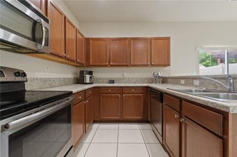 8881 W 35th Ln, Hialeah FL - photo 10 of 34