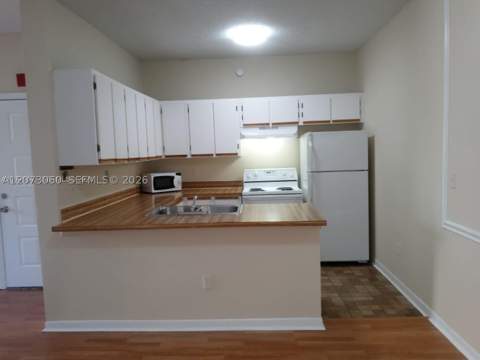18304 NW 68th Ave N, Hialeah FL - photo 6 of 32