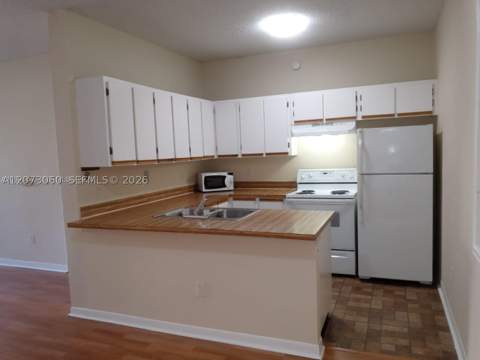 18304 NW 68th Ave N, Hialeah FL - photo 7 of 32