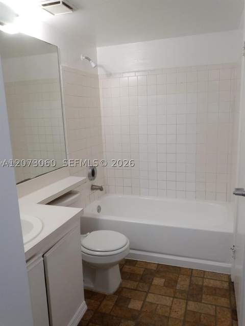 18304 NW 68th Ave N, Hialeah FL - photo 8 of 32