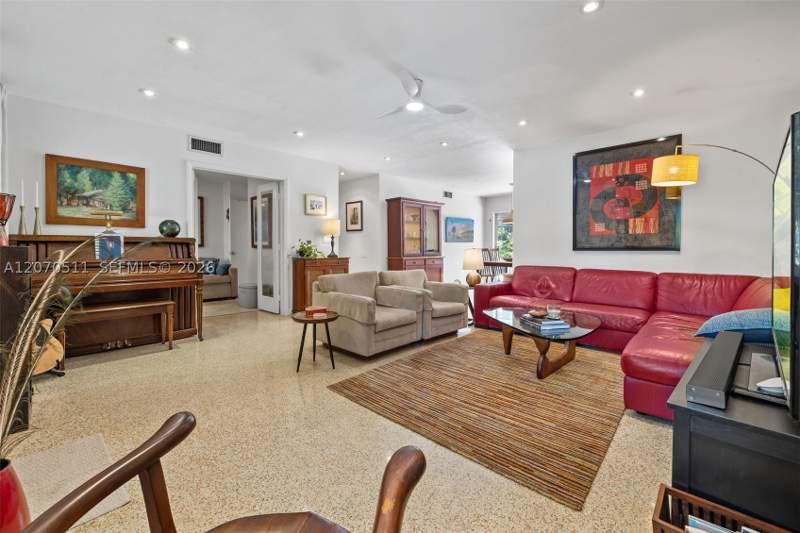 3 bedroom SingleFamilyResidence at 6390 SW 69th St, Cocoplum Terr, South Miami — photo 3
