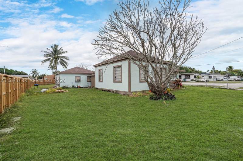3 bedroom SingleFamilyResidence at 145 NW 6th Ave, Town Of Fla City, Florida City — photo 2