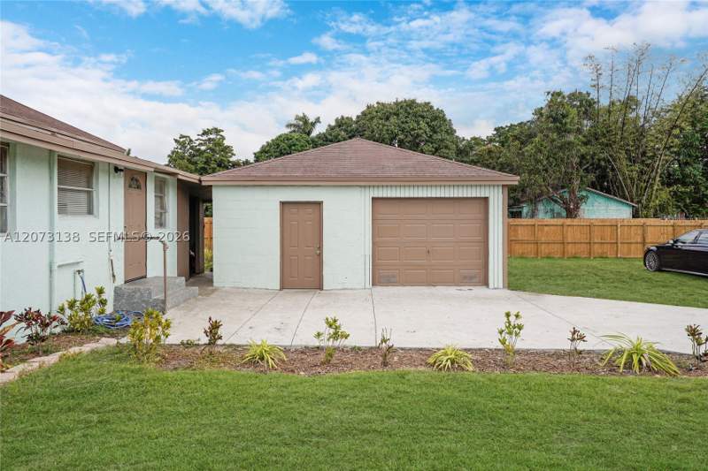 3 bedroom SingleFamilyResidence at 145 NW 6th Ave, Town Of Fla City, Florida City — photo 5