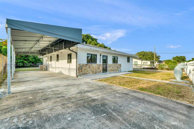 4 bedroom SingleFamilyResidence at 11815 SW 222nd St, Richards Sub, Miami — photo 3