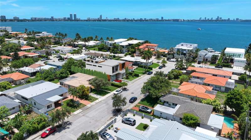 4 bedroom SingleFamilyResidence at 7509 Buccaneer Ave, Treasure Island, North Bay Village — photo 4