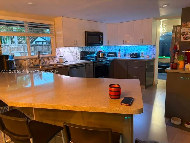 4 bedroom SingleFamilyResidence at 10051 SW 147th Pl, Live Oak Of The Hammocks, Miami — photo 2
