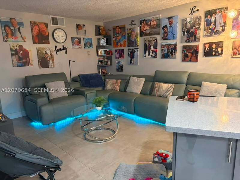 4 bedroom SingleFamilyResidence at 10051 SW 147th Pl, Live Oak Of The Hammocks, Miami — photo 5