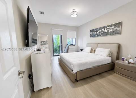 5930 NW 104th Path, Doral FL - photo 10 of 22