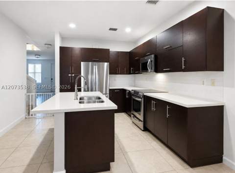 5930 NW 104th Path, Doral FL - photo 6 of 22