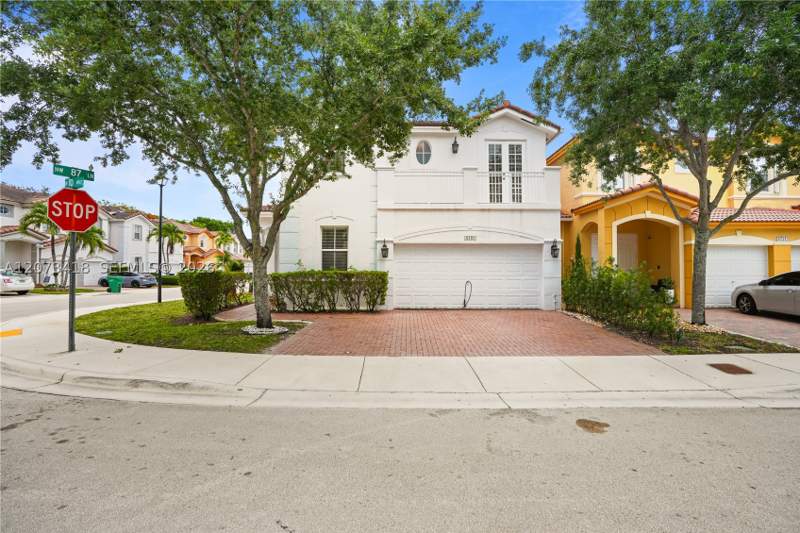 5 bedroom Townhouse at 8741 NW 110th Ave, Islands At Doral Townhome, Doral — photo 2
