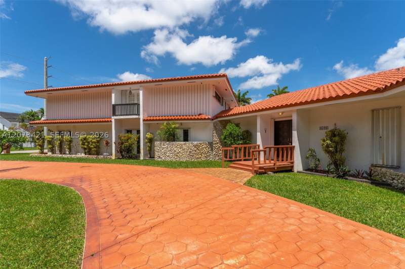 5 bedroom SingleFamilyResidence at 8390 SW 2nd St, Flagler Waterway Estates, Miami — photo 2