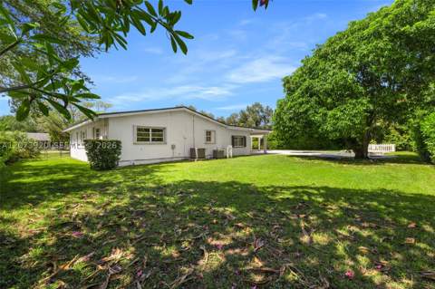 8261 SW 142nd St, Palmetto Bay FL - photo 6 of 39
