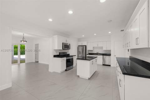 8261 SW 142nd St, Palmetto Bay FL - photo 9 of 39