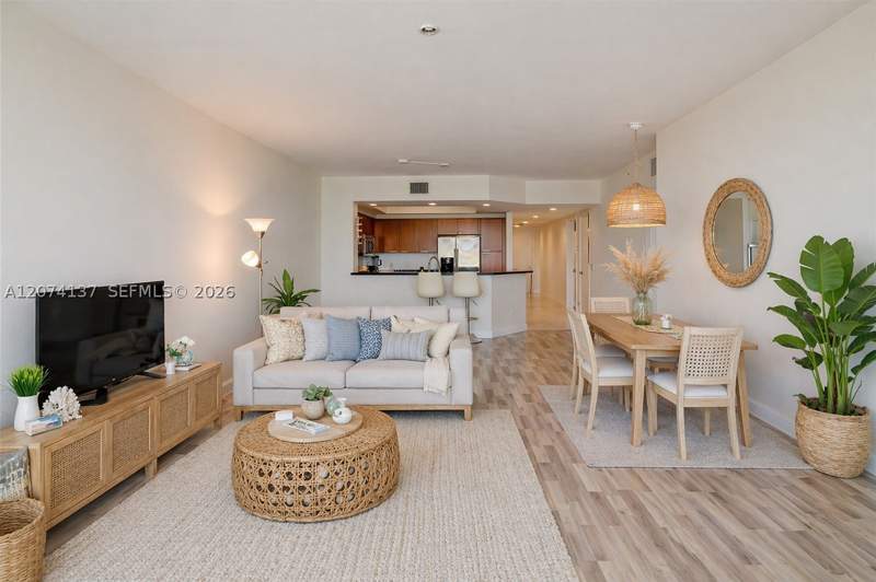 3 bedroom Condominium at 15051 Royal Oaks Ln 503, The Oaks I Condo, North Miami — photo 2