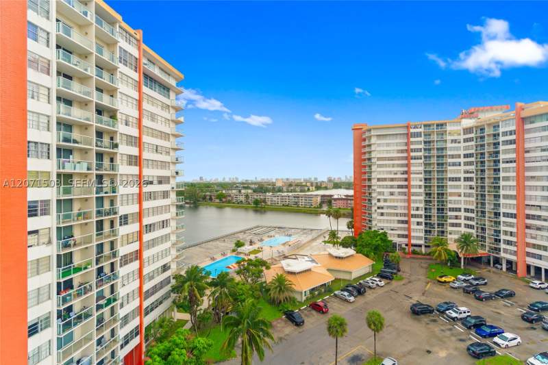 2 bedroom Condominium at 1301 NE Miami Gardens Dr 1025W, BUCKLEY TOWERS CONDO - EA, Miami — photo 2