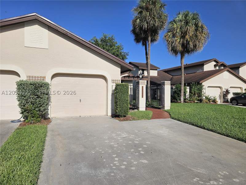 3 bedroom Townhouse at 10240 SW 137th Ct, Valencia Townhomes, Miami — photo 2