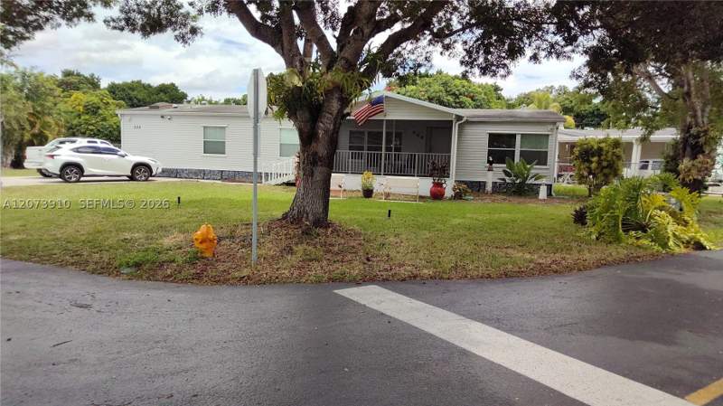 3 bedroom MobileHome at 35303 SW 180 Ave 321-322, Gateway West Condo, Homestead — photo 2
