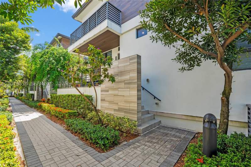 4 bedroom SingleFamilyResidence at 8267 NW 48th St, Downtown Doral South Phas, Doral — photo 3