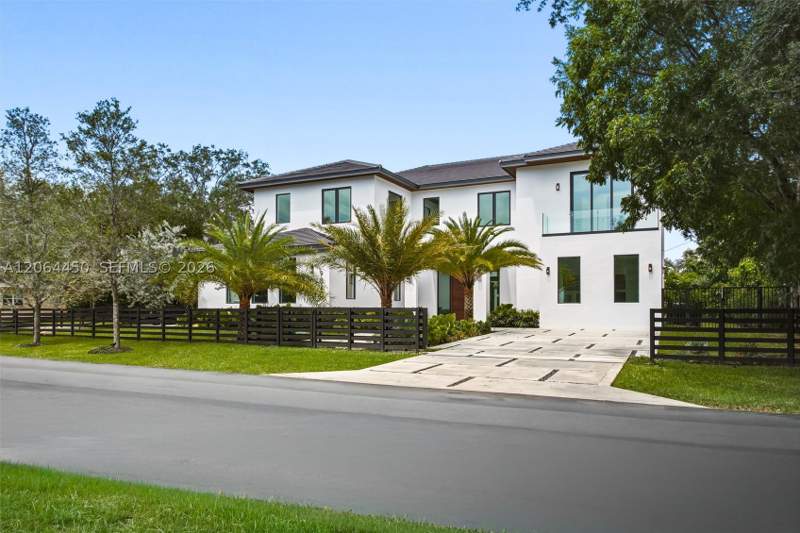 6 bedroom SingleFamilyResidence at 9840 SW 73rd Ct, Hillmont, Pinecrest — photo 3