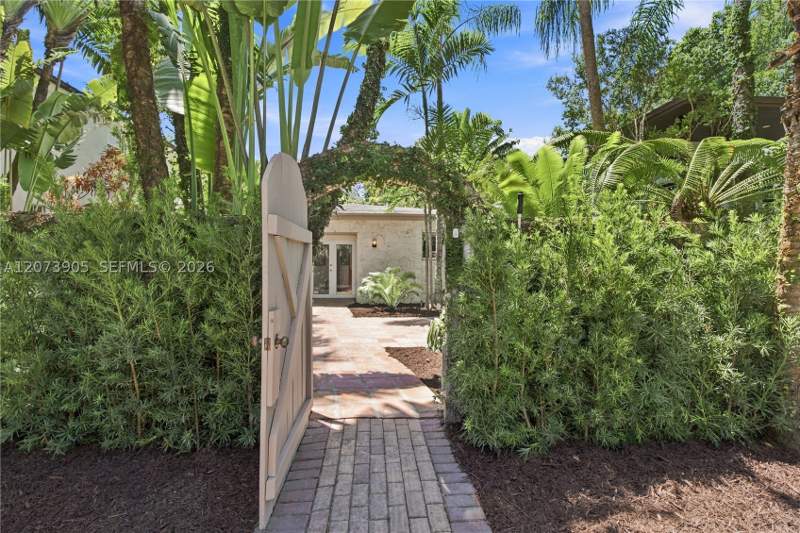 4 bedroom SingleFamilyResidence at 4110 Battersea Rd, Coconut Grove Manor, Miami — photo 3
