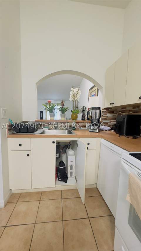 990 NE 33rd Ter 202, Homestead FL - photo 12 of 37