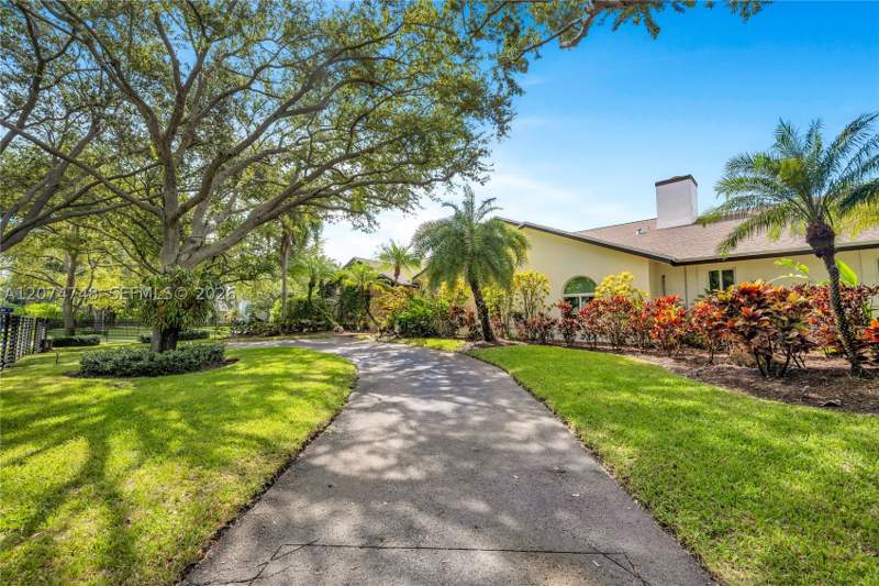 5 bedroom SingleFamilyResidence at 8440 SW 182nd Ter, Section 22 Bel-Aire, Palmetto Bay — photo 3
