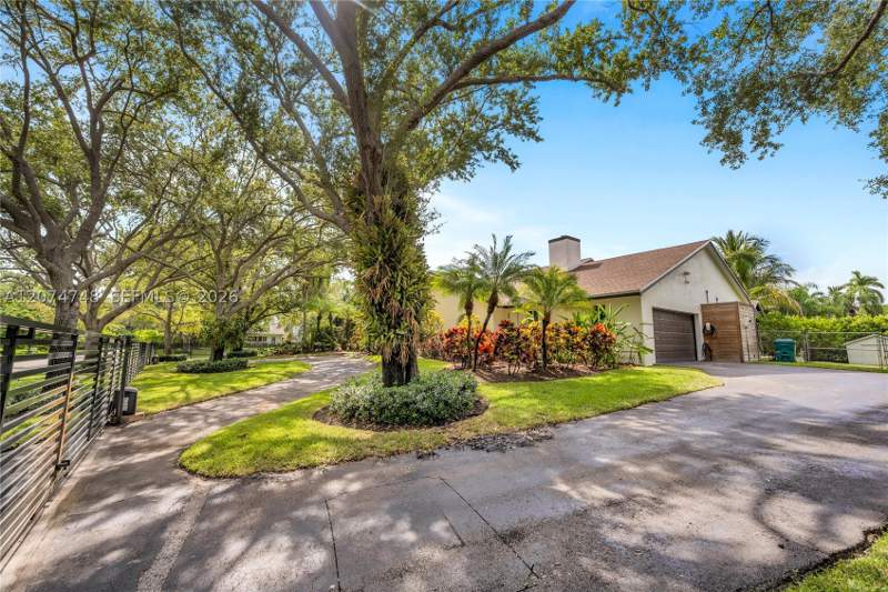 5 bedroom SingleFamilyResidence at 8440 SW 182nd Ter, Section 22 Bel-Aire, Palmetto Bay — photo 4