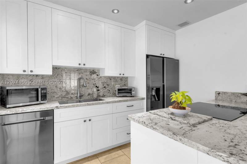 2 bedroom SingleFamilyResidence at 6387 SW 42nd St, Bird Road Estates, South Miami — photo 2