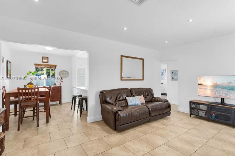 2 bedroom SingleFamilyResidence at 6387 SW 42nd St, Bird Road Estates, South Miami — photo 3