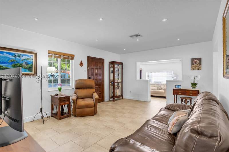 2 bedroom SingleFamilyResidence at 6387 SW 42nd St, Bird Road Estates, South Miami — photo 4