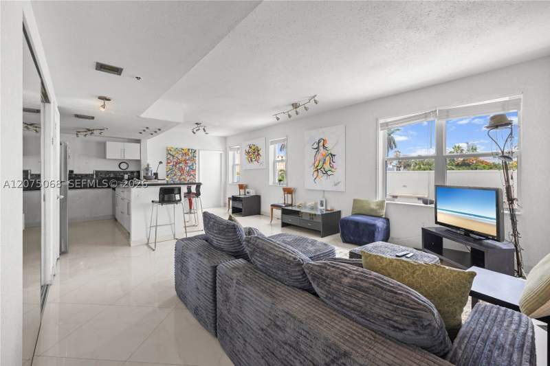 2 bedroom Condominium at 802 Euclid Ave 305, The Lexington Euclid Cond, Miami Beach — photo 5
