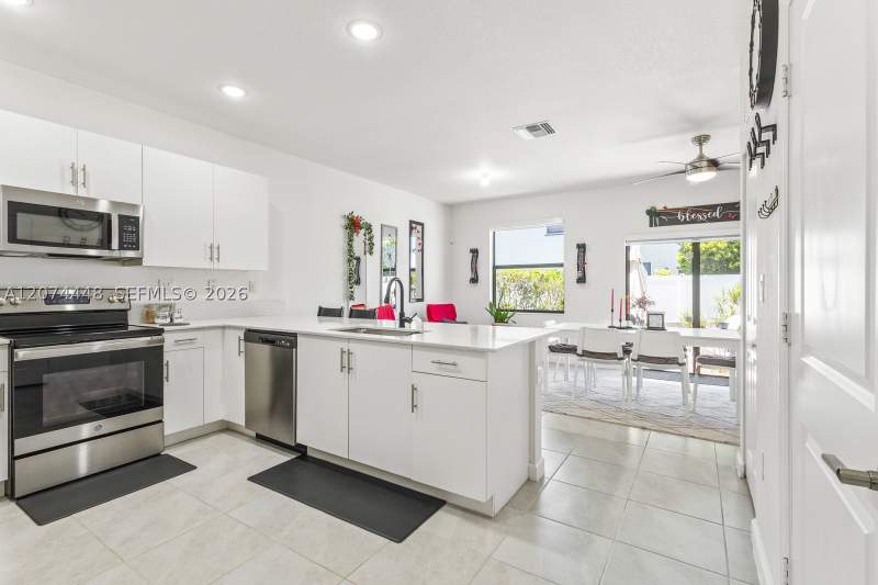 3 bedroom Villa at 11438 W 34th Ct 11438, Aquabella North, Hialeah — photo 2
