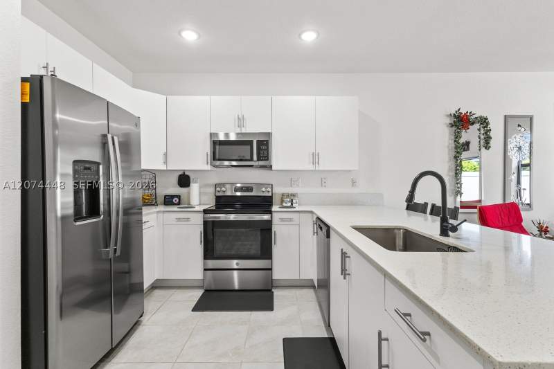 3 bedroom Villa at 11438 W 34th Ct 11438, Aquabella North, Hialeah — photo 3