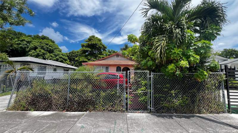 3 bedroom SingleFamilyResidence at 1135 NW 65th St, Woodmere Sub, Miami — photo 2