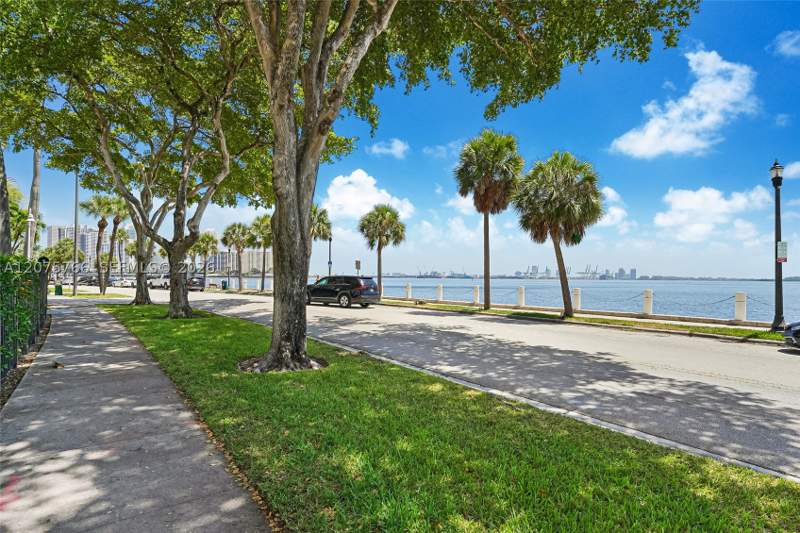 2 bedroom Condominium at 1420 Brickell Bay Dr 206D, Bayshore Place Condo, Miami — photo 3