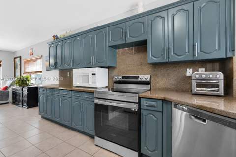 16711 SW 140th Ave, Miami FL - photo 9 of 58