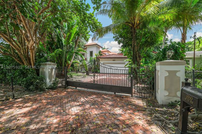 5 bedroom SingleFamilyResidence at 6550 SW 75th Ter, Ludlum Plaza, South Miami — photo 2