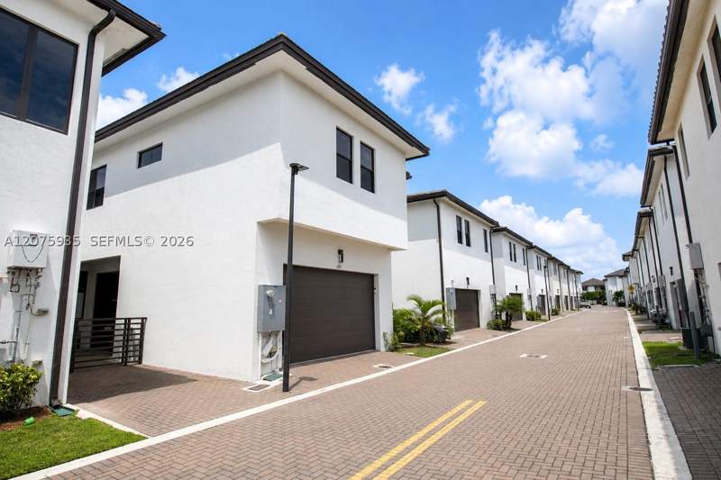4 bedroom SingleFamilyResidence at 4318 NW 81st Ave, Downtown Doral South Phas, Doral — photo 4