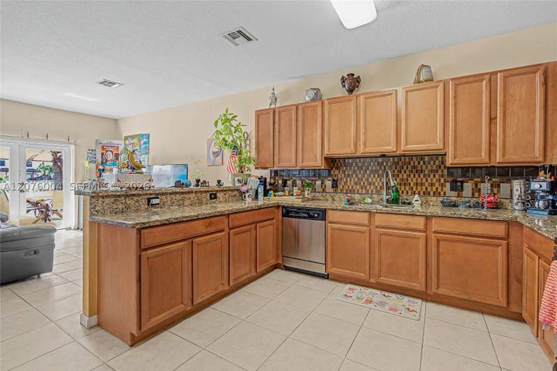 3 bedroom SingleFamilyResidence at 527 SE 31st Ave, Rauls Place At Oasis, Homestead — photo 5