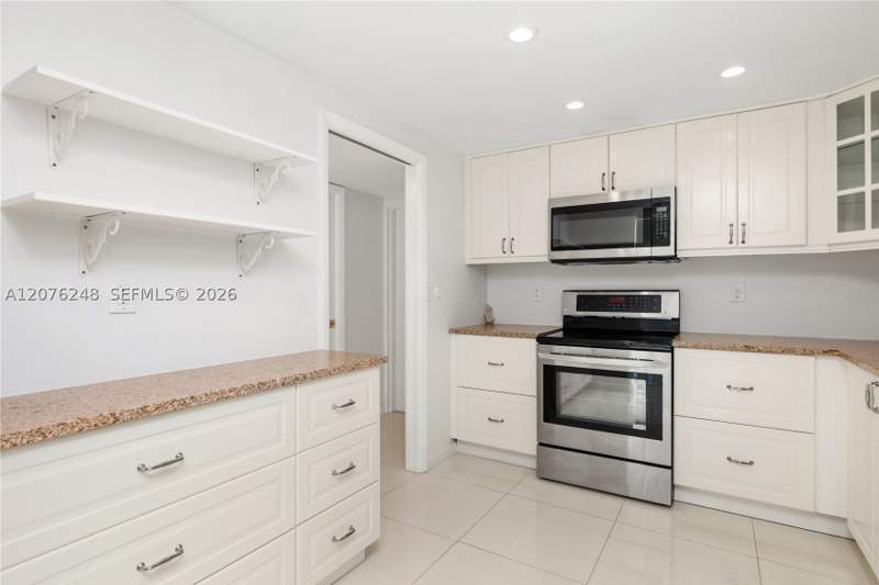 1 bedroom Condominium at 210 Sea View Dr 207, Cape Florida Clib Condo P, Key Biscayne — photo 4