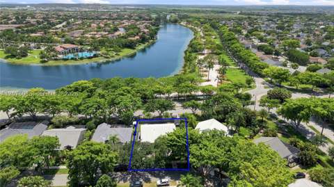 9430 SW 215th Ln, Cutler Bay FL - photo 7 of 56