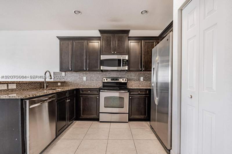 4 bedroom SingleFamilyResidence at 8945 NW 98th Ave, Doral Breeze, Doral — photo 2