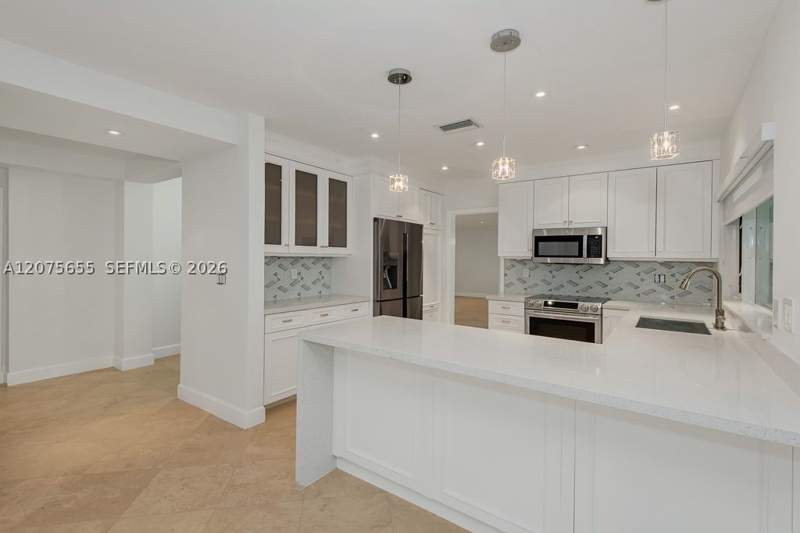 3 bedroom SingleFamilyResidence at 6931 Loch Ness Dr, Miami Lakes Loch Ness Sec, Miami Lakes — photo 5