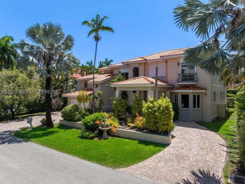 5 bedroom SingleFamilyResidence at 501 Bay Lane, Tropical Isle Homes Sub 3, Key Biscayne — photo 2