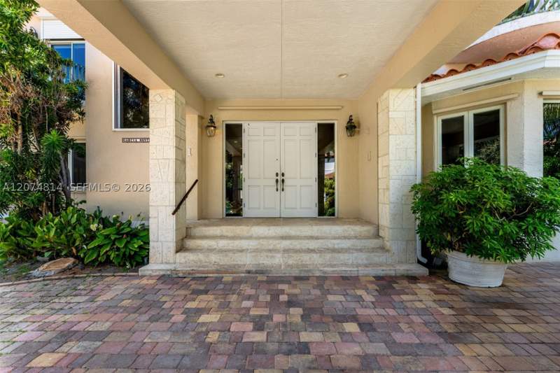 5 bedroom SingleFamilyResidence at 501 Bay Lane, Tropical Isle Homes Sub 3, Key Biscayne — photo 3