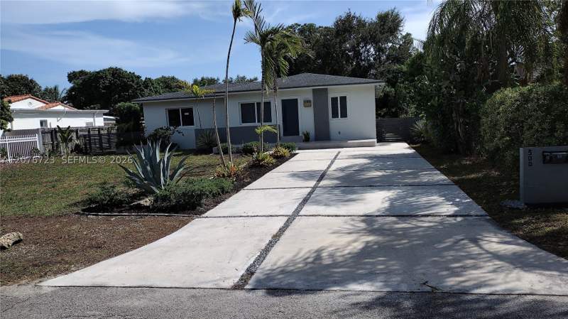 4 bedroom SingleFamilyResidence at 300 S Biscayne River Dr, Rev Plat Of Brandon Park, Miami — photo 4